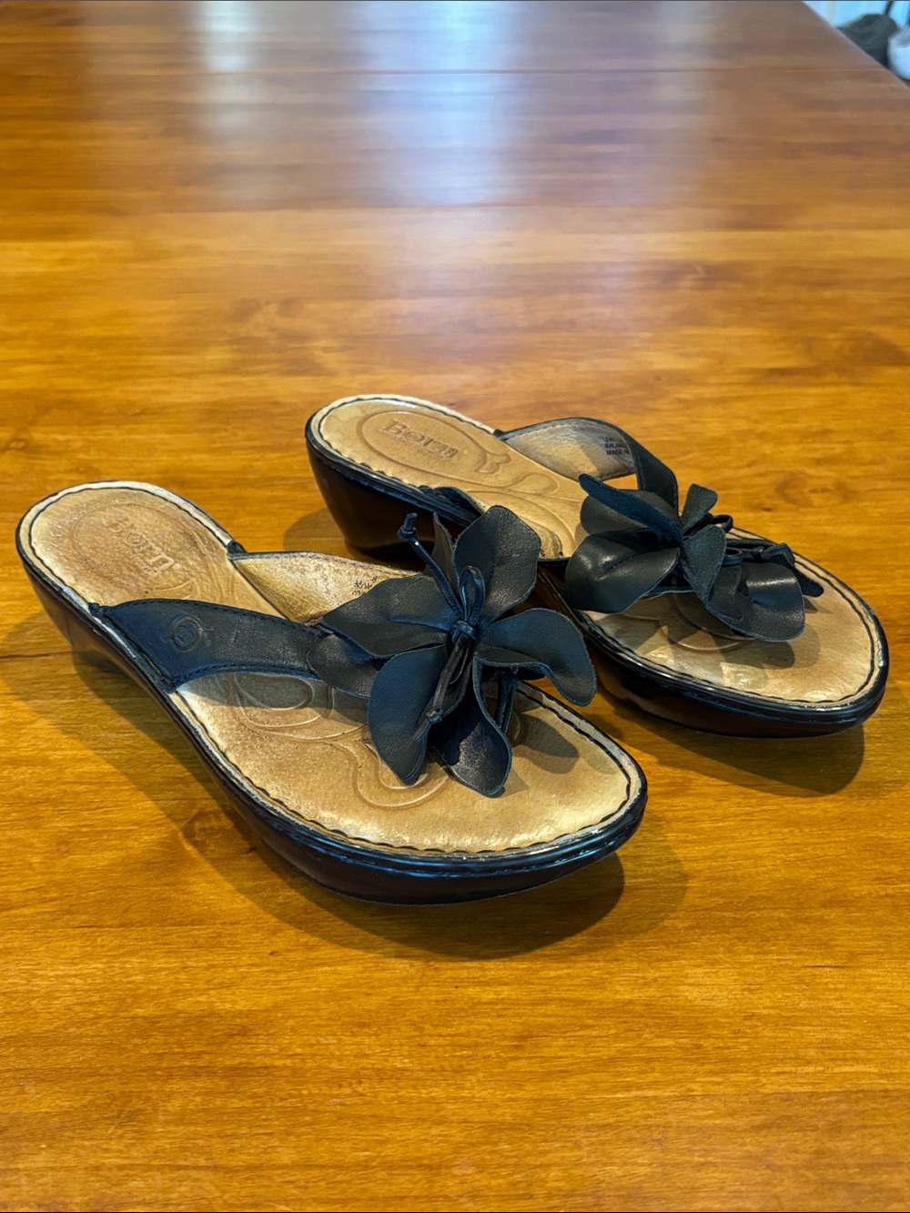 BORN Black Sandal w/ Leather Flower Hand Crafted Footwear Women’s Sz 8 Platform🖤